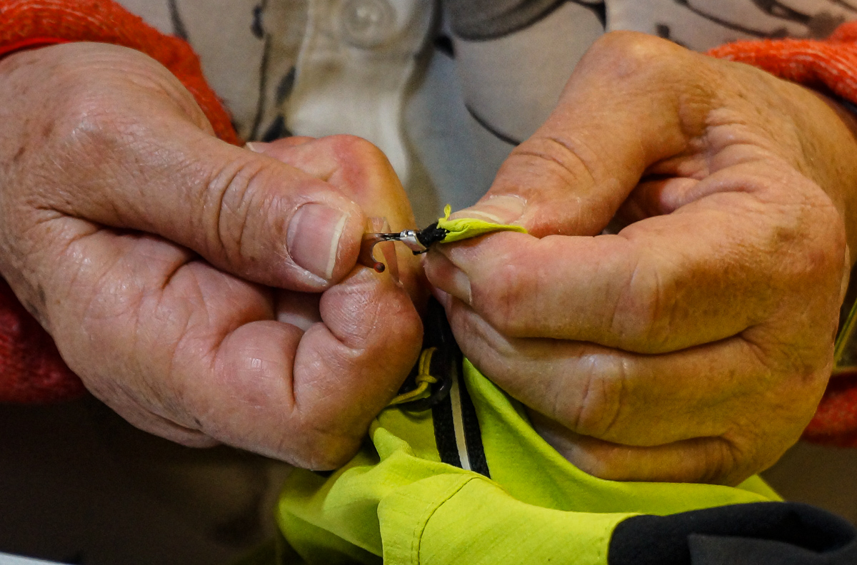 Réparation du zip par une couturière dans les ateliers de réparation Green Wolf. ©Nathalie Ecuer